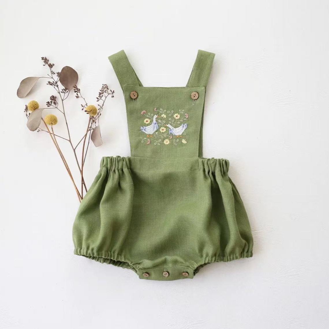 Baby Summer Linen Sleeveless Jumpsuit - ชุดจั๊มสูทเด็กสไตล์ชนบท คอลเลคชั่นฤดูร้อน 2026 ปักลายสวยงาม สำหรับเด็กชายและเด็กหญิง กางเกงขาสั้นแบบมีสายเอี๊ยม