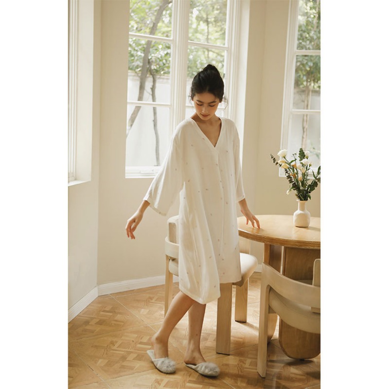 Maternity Wear - ชุดนอนผ้าวิสโคสเนื้อนุ่ม ระบายอากาศดี สำหรับผู้หญิง คอวี ปักลาย ชุดลำลองใส่ในบ้าน